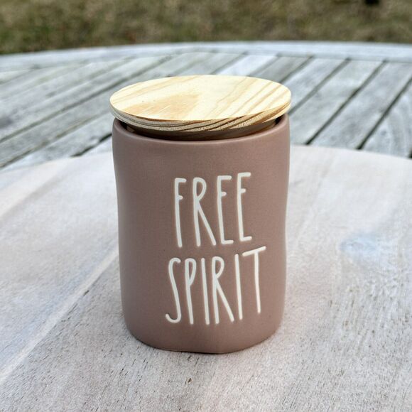 Rae Dunn Candle FREE SPIRIT Palm Dessert 8.7oz Etched Ceramic Jar NEW Khaki Cute - Picture 1 of 11